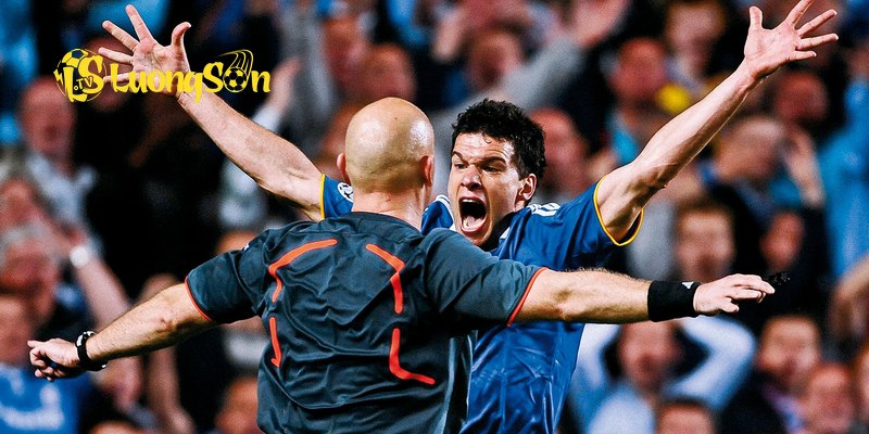 Trọng tài Ovrebo liên tục đưa ra những quyết định có lợi cho Barcelona
