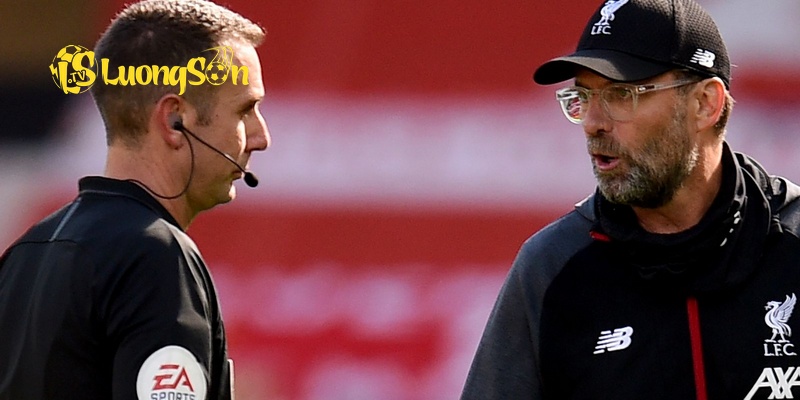 Trọng tài David Coote vốn không ưa gì huấn luyện viên Jurgen Klopp