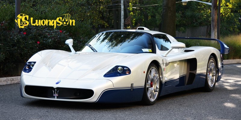 Maserati MC12 chỉ có đúng 50 mẫu trên toàn thế giới nên Neymar không thể bỏ lỡ 